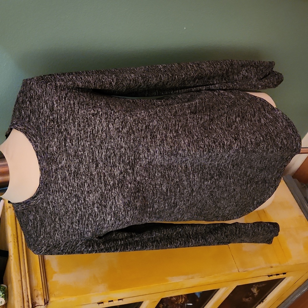 Athleta l/s top with thumb slots.